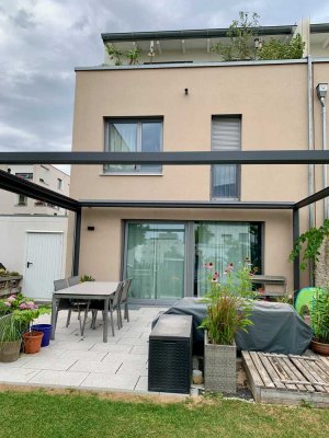 Exklusives und modernes REH mit EBK in Top-Lage am Reesepark