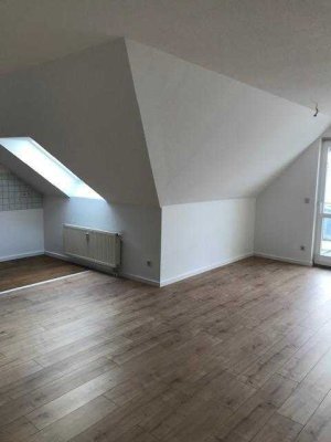 2.GRUNDMIETE FREI! PERFEKT für SINGLES! FRISCH RENOVIERT! 1 ZIMMER + BALKON!