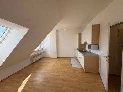 Ruhige 1- Zimmerwohnung im Dachgeschoß und in den Innenhof!!!