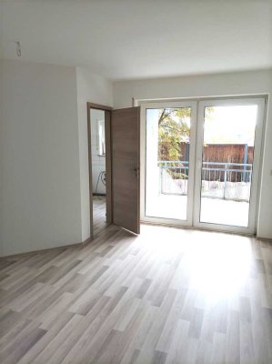 Exklusive, vollst. renovierte 2,5-Zimmer-Wohnung mit geh. Innenausstattung mit Balkon