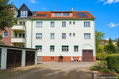Gepflegtes Mehrfamilienhaus mit 7 Wohneinheiten, Garagen und zusätzlichem Baugrundstück
