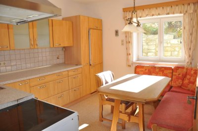 Attraktives und interessantes WOHNHAUS in ruhiger und sonniger Hanglage, direkt oberhalb des Gasteiner Golfplatzes. Schöne Aussicht auf die Berge und das Gasteiner Tal.