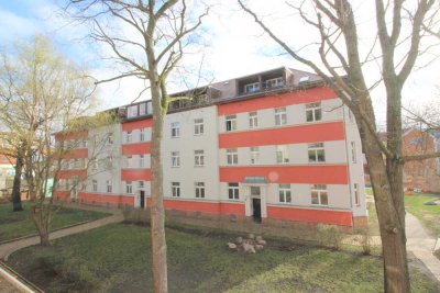 * Großzügigkeit im DG * tagesbelichtetes Wannenbad * Balkon * Abstellkammer *