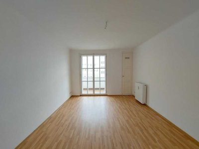*Wohnen mit Altbaucharme und Balkon*