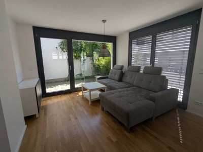 Moderne, helle 2-Zimmerwohnung, voll möbliert mit EBK und Terrasse / Gartenanteil