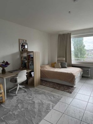 Nachmieter/in gesucht — Helle 1,5-Zimmer-Wohnung mit EBK & großem Balkon in ruhiger Lage