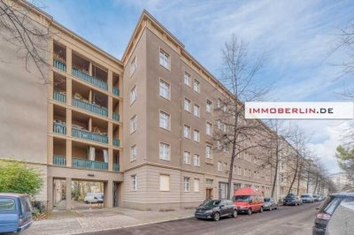 IMMOBERLIN.DE - Charmante Altbauwohnung mit Loggia nahe dem Simon-Dach-Kiez