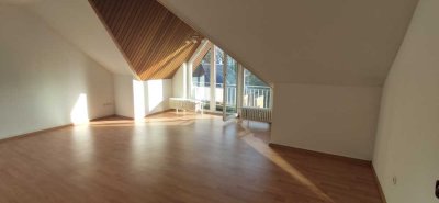 zwei Zimmerwohnung im DG mit EBK zu vermieten