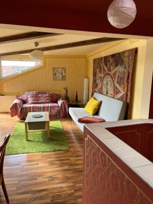 Große helle Dachgeschosswohnung + Balkon + Badewanne