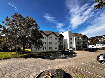 "Tolle Erdgeschosswohnung mit großem Balkon, EBK & Stellplatz in Lauter-Bernsbach zu vermieten"