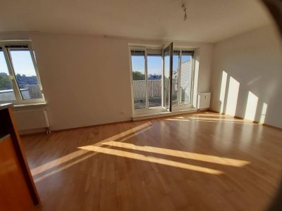 Provisionsfrei: ruhige, sonnige 2-Zimmer Dachgeschoßwohnung mit 15m² Dachterrasse