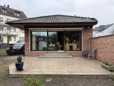 Zentrales Bungalow mit Terrasse, Garten + 2 Garagen in Bochum-Wattenscheid