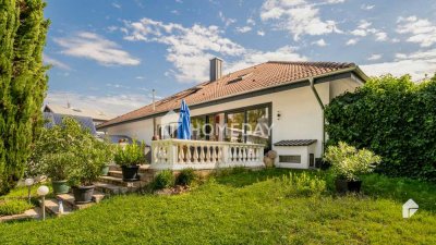 Vielseitiges MFH mit vermieteten Einheiten, Lagerhalle, Gartenpracht, exklusiver Ausstattung & Pool