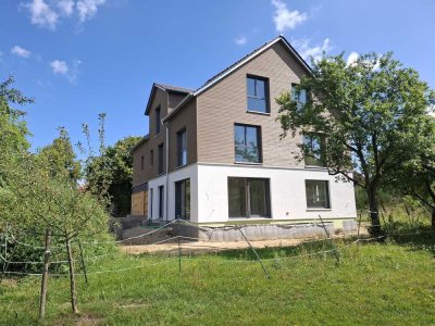 Erstbezug mit Balkon: Tolle 3,5-Zimmer-DG-Wohnung mit gehobener Innenausstattung in Lützelburg
