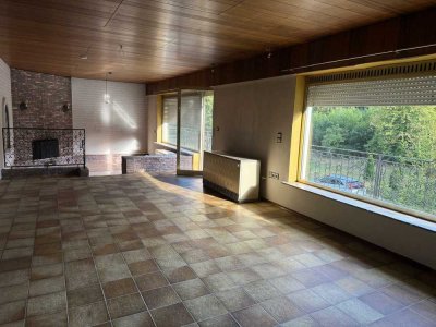 Sanierungsbedürftiges Einfamilienhaus mit Garage und Garten