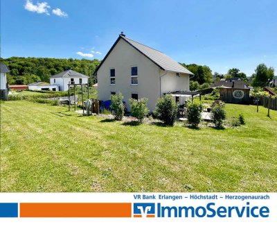 Neuwertiges Einfamilienhaus im idyllischen Lonnerstadt-Ailsbach