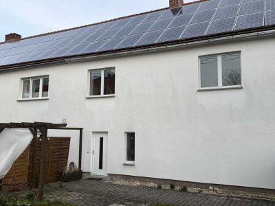 energetisch saniertes Reihenendhausteil mit großer Garage & Garten, Fußbodenheizung, Gäste-WC, LED!