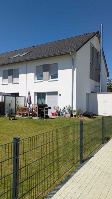 Modernes Reiheneckhaus mit perfekter Raumaufteilung und großem Garten in Burgthann