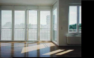 Helle, elegante 2,5 Zi Wohnung mit Wintergarten, Balkon und Einbauküche