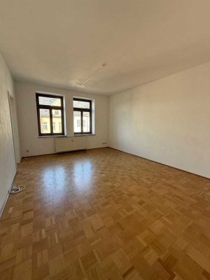 Aufzug und Parkett! *** Großzügige Kaßberg 2-Zimmer mit EBK ***