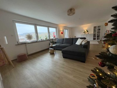 Großzügige 7-Zimmer-Wohnung mit zwei Balkonen, Garten und Stellplätzen