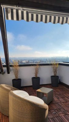 Lichtdurchflutete, neu sanierte Wohnung über den Dächern von LA!