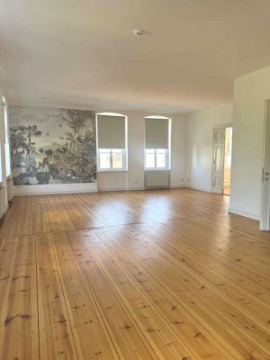 Großzügige Altbauwohnung mit offener Küche