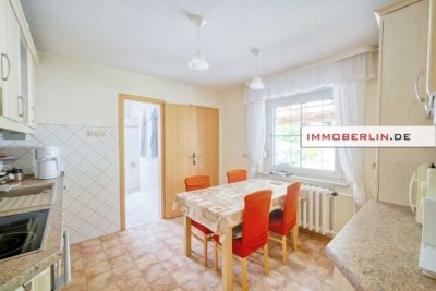 IMMOBERLIN.DE - Attraktives Einfamilienhaus mit Nebengebäude & Garage auf großem Grundstück in natur