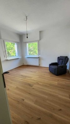 3 Zimmer, große Wohnküche mit Essplatz,  Bad mit Dusche und WC,  Flur,  großer Balkon,  Vinylböden n