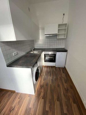 Schöne 2-Zimmer Whg, renoviert + möbliert + Einbauküche