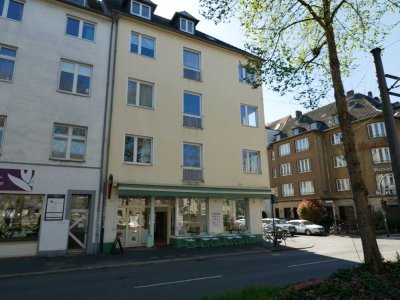 Köln-Klettenberg: Charmante Dachgeschosswohnung als Kapitalanlage mit ca. 4 % Mietrendite