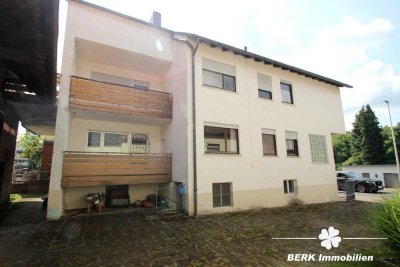 BERK Immobilien - Charmantes Einfamilienhaus mit zwei Wohneinheiten und großzügiger Scheune + Garage