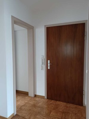 Helle Drei-Zimmerwohnung in Ostfildern mit älterer Einbauküche und Balkon