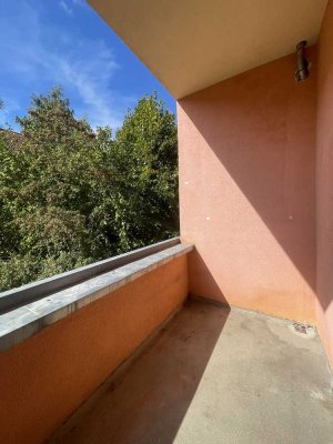 *** 2 Zimmer * Charmanter Dielenboden * Tageslichtbad *Balkon * 1. OG * 11/25 ***