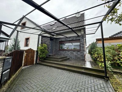 Zwiei-Familien-Haus und Garagen