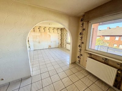 **SELBST RENOVIEREN - GEMÜTLICHE 3 ZI. ETAGENWOHNUNG AUF WUNSCH MIT GARTEN**