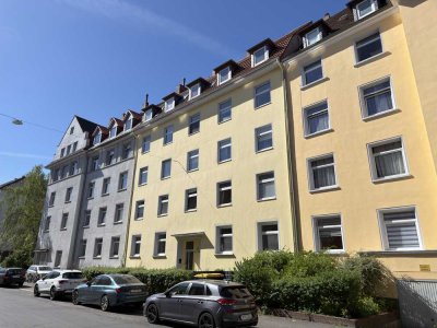 Charmante 2-3-Zimmer mit Südwest-Balkon, EBK, saniertem Badezimmer, Holzdielen etc.
