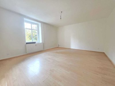 2 Zimmer und große Küche Erdgeschoß