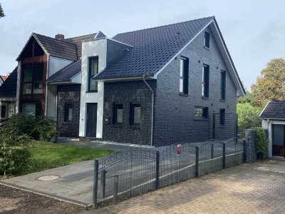 Moderne Doppelhaushälfte mit großem Garten von Privat