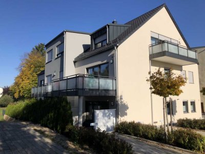 Hell und offen gestaltete 2- Zimmer Wohnung mit großer, teilüberdachter Terrasse