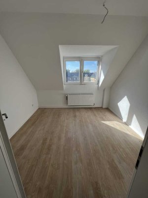 **ab sofort**Traumhafte 3.Zi. Dachgeschosswohnung mit Einbauküche**