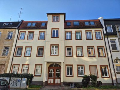 2-Raum-Dachgeschosswohnung mit Balkon und EBK