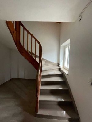 KAPITALANLAGE: Frisch renoviertes Dreifamilienhaus mit großer Scheune und attraktiver Rendite