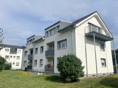 Lichtdurchflutete 3-Zimmer-Dachgeschosswohnung mit großer Terrasse und Einbauküche in ruhiger Lage