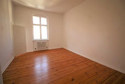 BITTE PER MAIL-  SONNIGE WOHNUNG MIT BALKON UND STUCK