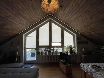 ❤️-lich Willkommen zu dieser lichtdurchfluteten Whg. mit Gibelfenster, Balkon und unverbauter Sicht!