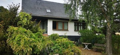 Einfamilienhaus in gewachsener Wohnlage mit Garage und Keller.