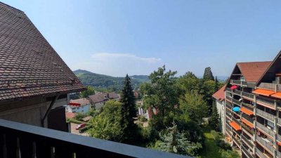 Gemütliche 2-Zimmer-Wohnung mit herrlichem Ausblick, EBK, Kellerabteil, Balkon und Tiefgarage!