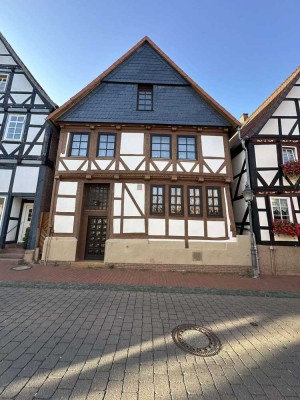 *Historisches Fachwerk- Wohnhaus * Wfl. ca. 170 m² * GS ca. 462 m² * Innenhof * 2 Scheunen *