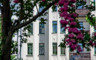 Schöne Altbauwohnung mit Balkon - Bad mit Wanne